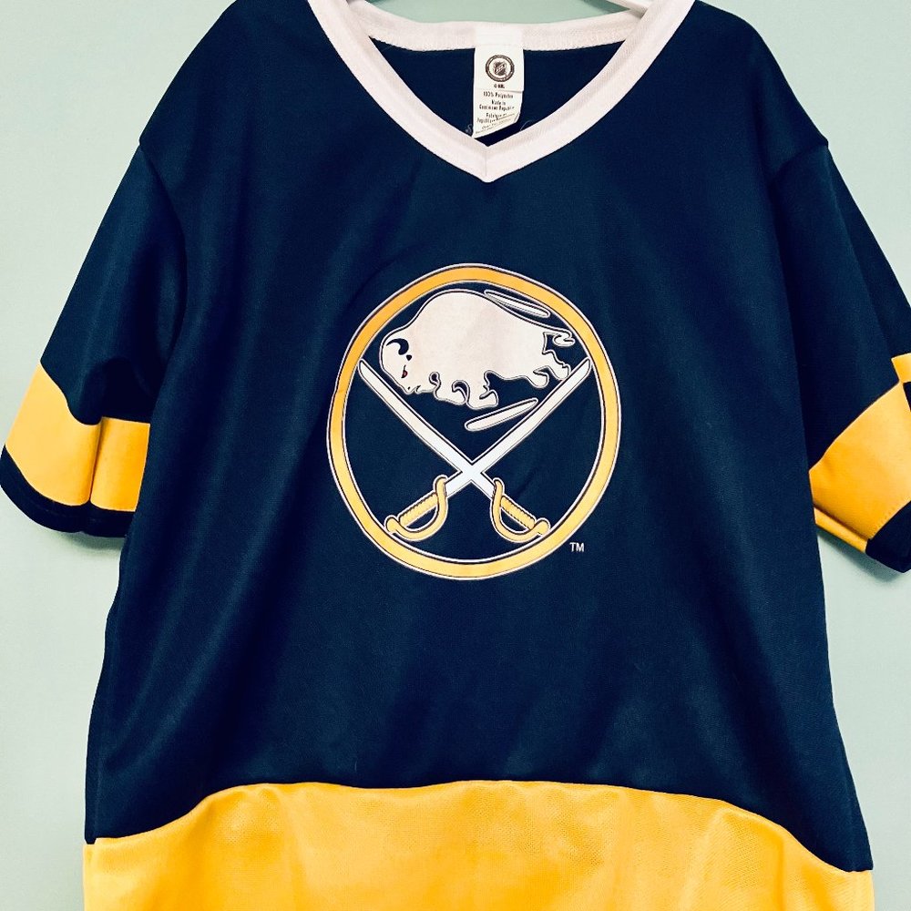 Buffalo Sabres Youth M because my kid didn't want to be a Sabres fan